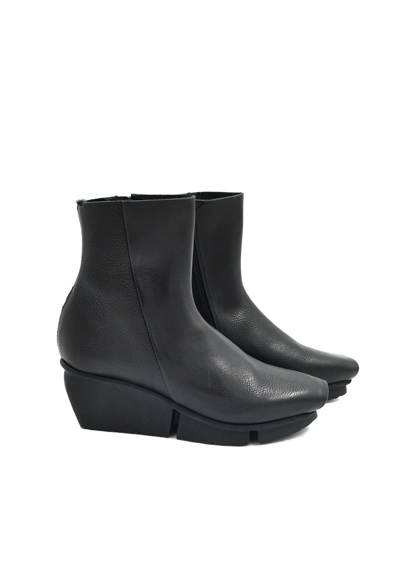 "FLAW" ANKLE BOOTS